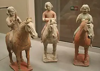 Musiciennes à cheval, figurines, dynastie Tang, début du VIIIe&nbsp;siècle.