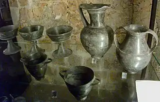 Vitrine de vases en bucchero.