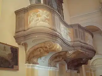 Fresques sur un balcon.