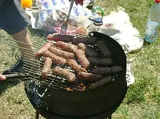 Ćevapčići en préparation.