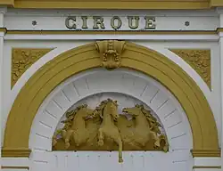 Décoration de la façade.