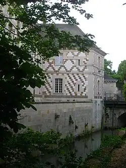 Le bâtiment sur le Nau.