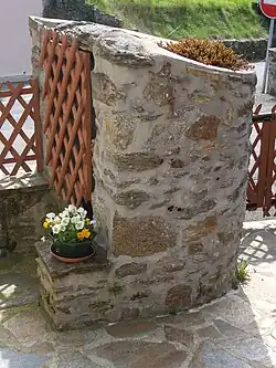 Un puits à la ville haute de Châlus.JPG