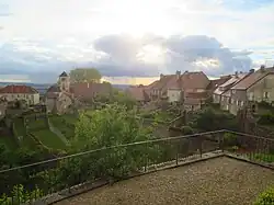 Vestiges à l'emplacement de l'ancienne abbaye de Château-Chalon, en bordure de falaise, depuis le Belvédère Saint-Jean.