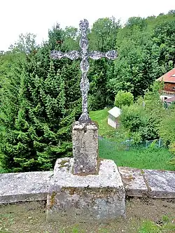 Croix de 1743, devant l'église.