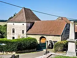 Ancienne bâtisse et monument aux morts.