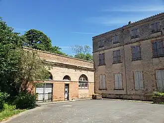 Une des ailes du château