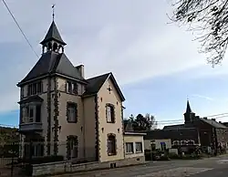 Le château Dejaiffe à l'entrée de Mazy.
