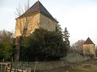 L'enceinte extérieure du château d'Igé.