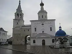 Le château et l'église de la Nativité-de-Notre-Dame (1751), contiguë.