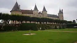 Façade est du château de Bourlémont depuis le jardin à la française
