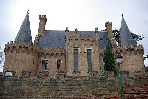 La façade arrière, côté rue.