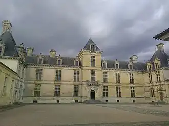 Cour intérieure du château de Cadillac (sept. 2018).