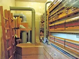 Photographie en couleurs d'un assemblage de composants électriques reliés par des câbles.