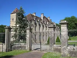 Entrée et façade du château de Cessey.