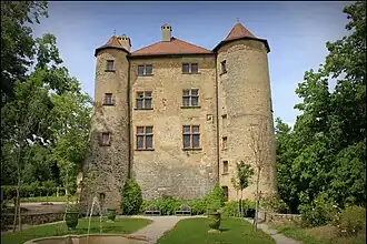 Façade sud du château, depuis le parc. Au premier plan, le bassin inspiré de la Renaissance italienne.