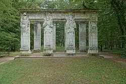 Les Cariatides : Apollon, Pallas, Hercule et Cybèle.