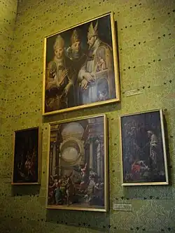 Tableaux à gauche de la cheminée.