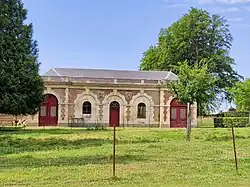 Un commun, à gauche de l'allée d'honneur.