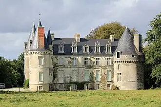 Château de Crévy : la façade, vue d'ensemble.