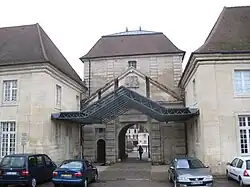 Porte de ville à pont-levis du XVIe&nbsp;siècle, sur le site de l'ancien château, rue du vieux château, à Dole.