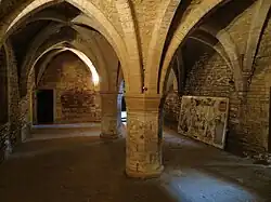 Les croisées des voûtes sont encore marquées par le style gothique primitif (début du XIIIe&nbsp;siècle).