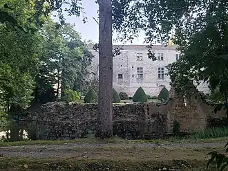 Le château, les douves et les vestiges de la tour nord-est