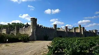 Enceinte à créneaux et échauguettes du Château de Grézan