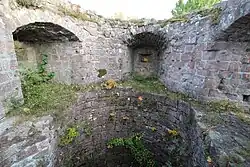 Vue de l'intérieur de la tour semi-circulaire.