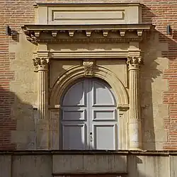 Porte du château de Lacroix-Falgarde.