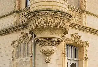 Échauguette « aux serpents ». Décor en terre cuite d'Auguste Virebent.