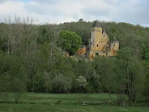 La Grande Beune ou Beune du Nord et le château de Laussel, vus depuis le château de Commarque. L'abri de Laussel est à 500 m sur la droite.