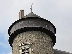 Photographie du sommet du donjon prise en contre-plongée.