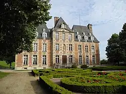 Façade du château de Ménilles.