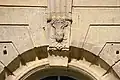 Détail de l'avant-corps des grandes écuries.