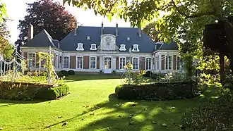 Façade avant du château.