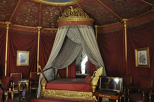Lit à baldaquin de style Napoléon couronné d'une aigle impériale, appartement de Joséphine, château de Malmaison.