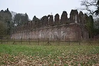 Ruines du château de Mariemont.