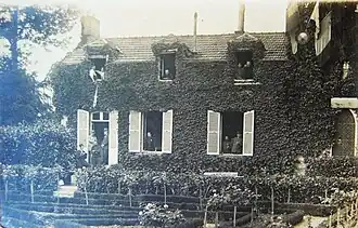 Première Guerre mondiale, juillet 1915.Henry et Hélène Standish accueillent les blessés de 1914 à 1918, au château de Montjoye.M. Standish est le second personnage, appuyé sur une canne, sur le seuil de la porte.