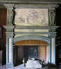 Cheminée décorée.
