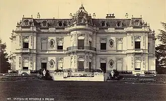 La façade sud regardant le lac.