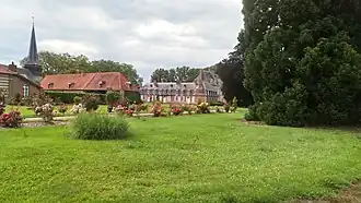 Le château actuel et le séquoia géant.