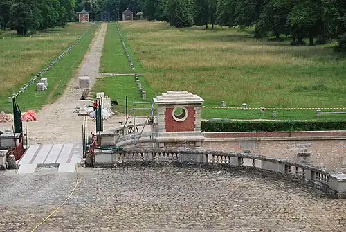 Restauration complète après démontage de la guérite sud de l'entrée, qui s'affaissait, juin 2010