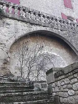 Château de Sagriès, balcon à balustres XVIIe&nbsp;siècle en réemploi