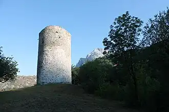 Vestige de la tour ronde restaurée du château de Saint-Michel (août 2018). En arrière-plan, la Croix des Têtes (2&nbsp;492&nbsp;m).