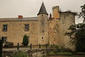 Façade, tour octogonale et vestiges du château de Rohan.