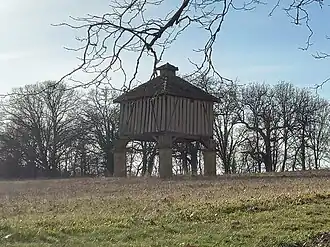 Le pigeonnier du château.
