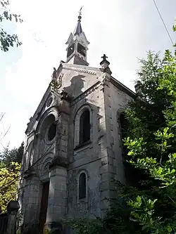 Façade principale de la chapelle funéraire.
