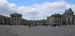 La statue dans la cour d'honneur en 2005. Elle se trouve désormais sur la place d'Armes, 150 mètres en avant, mieux visible depuis l'Avenue de Paris.