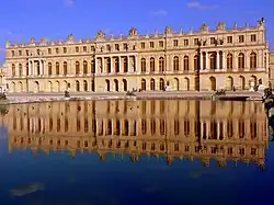 Le château de Versailles, chef-d'œuvre de l'architecture classique ou baroque du XVIIe&nbsp;siècle.